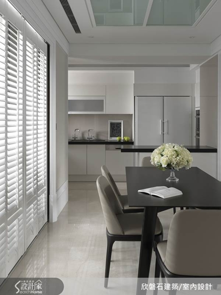 位於台中市文心森林公園第一排的75坪新成屋，設計師以